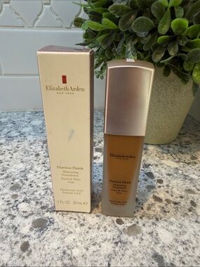 Elizabeth Arden Flawless Finish Foundation - New in box 1oz 30ml 600W